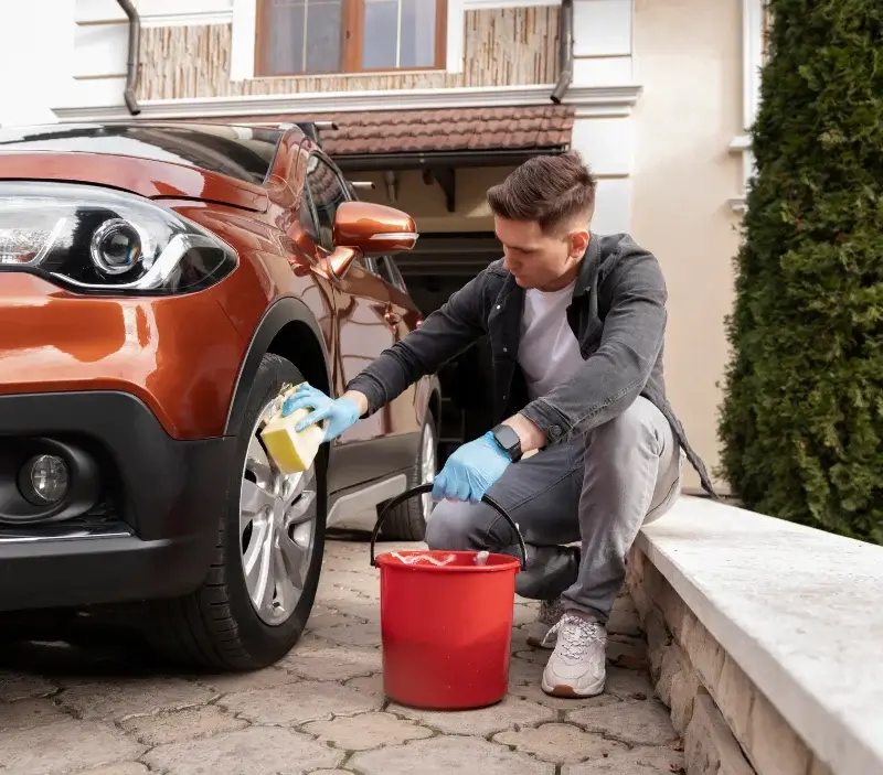 Lavage auto à domicile Jullié : professionnel intervenant sur un véhicule